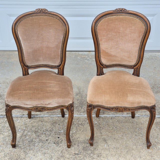 French 1980s Chateau d'Ax Louis XV Carved Walnut & Cocoa Velvet Dining Chairs, Assembled Set of 4 For Sale - Image 3 of 15