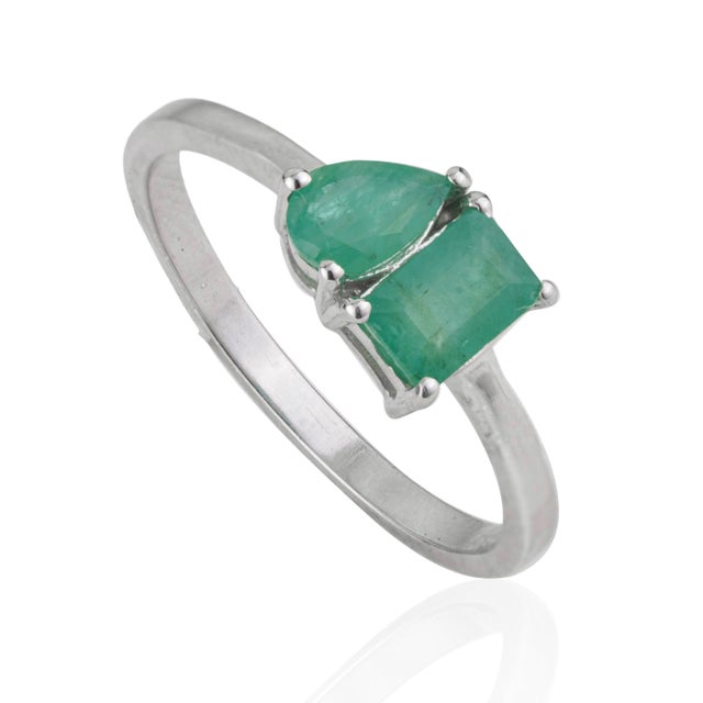 Contemporary Modernist 0.98 Ct Natural Pear & Octagon Emerald Toi Et Moi Ring Size 8 by Carat&Her For Sale - Image 3 of 13