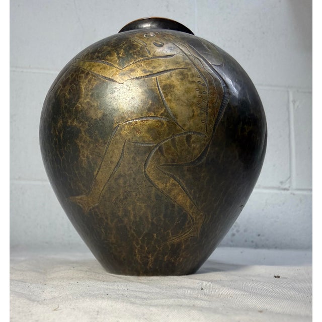 Antique Handmade Hammered Japanese Tooled Bronze Frog Scene Bronze Vase Urn For Sale In New York - Image 6 of 14