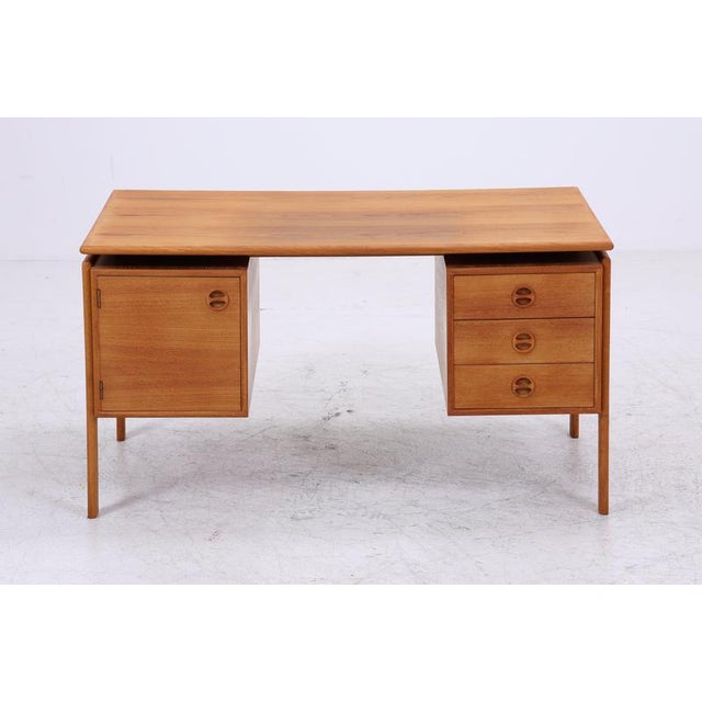 An elegant, freestanding teak desk by Arne Vodder, featuring clean lines and balanced proportions. The fine, integrated...