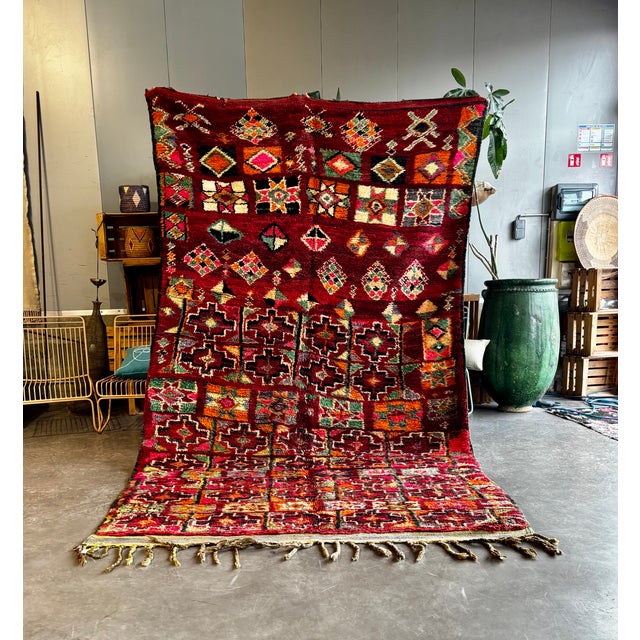 This authentic vintage Moroccan Boujad rug was handwoven in the Haouz region during the 1970s–1980s. Made from natural...