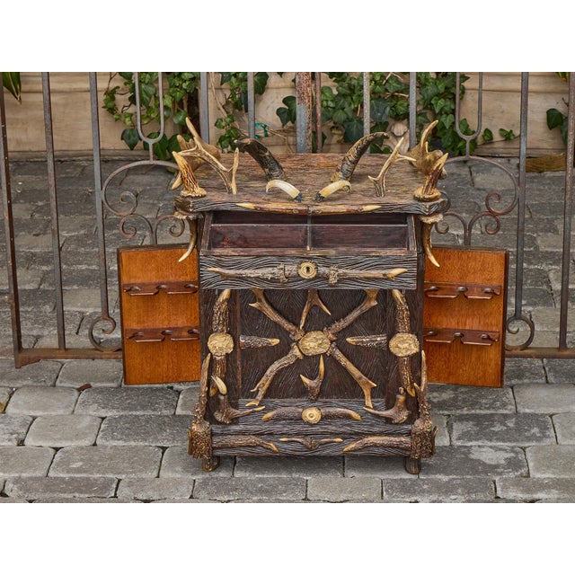 Black Forest Antler-Mounted Oak Spirits Cabinet, circa 1900 For Sale - Image 4 of 10