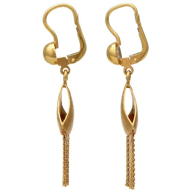 The delicate fringe on these drop earrings accentuates the curves of the ears and neck. They are romantic yet simple,...
