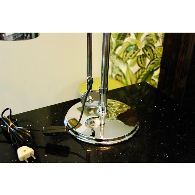 Bauhaus style lamp by Robert Dudley in chromed metal, in good condition, produced by British Best, numbered. This piece...
