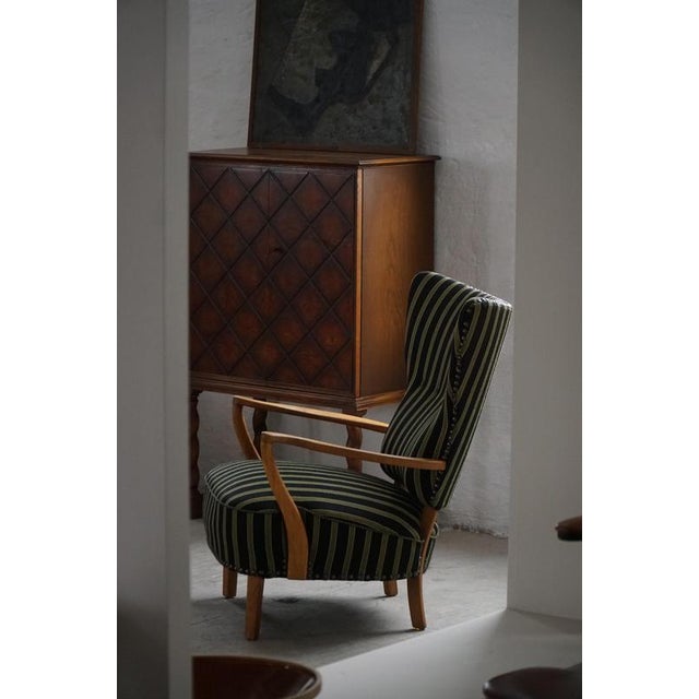 Presenting a fantastic lounge chair from the 1950s, expertly crafted in oak and upholstered in high-quality wool with...