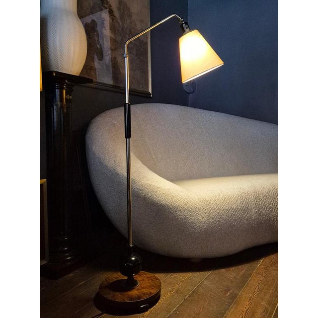 A swedish funkis/functionalism/Art Deco floor lamp with nice patina and a timeless, decorative base. Adjustable height...