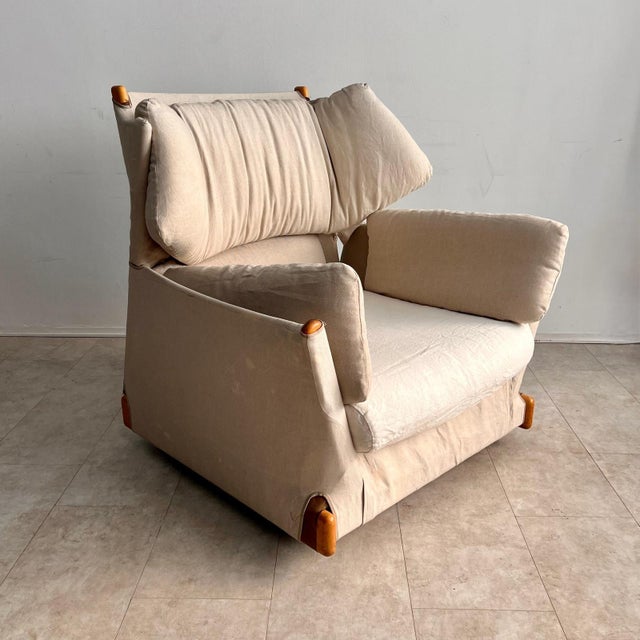 This rare and iconic pair of armchairs, the "Viola d'Amore" model, was designed by renowned architect and designer Piero...