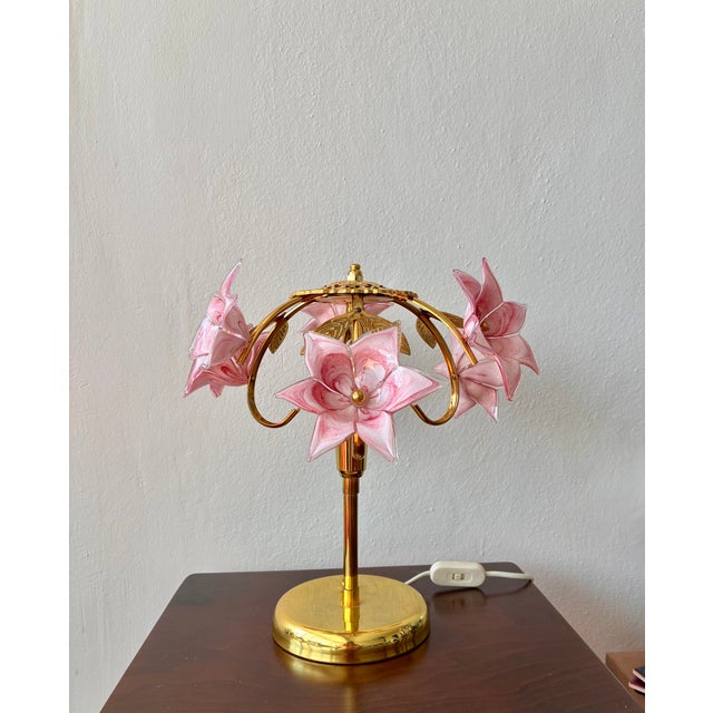 Vintage Pink Murano Glass Floral Table Lamp – Authentic Italian Curved Flower Desk Lamp With Brass Frame – Romantic Atmospheric Lighting For Sale - Image 17 of 18