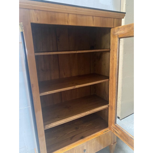 Neoclassical Display Cabinet in Cherry Wood, 1810 For Sale - Image 3 of 17