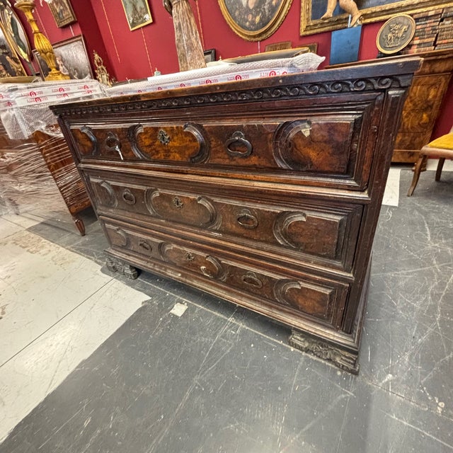 Antique and stunning Bergamasco chest of drawers from the early 17th century, three drawers in solid walnut and drawer...