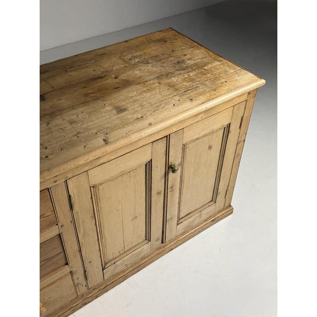 Pine sideboard / counter / dresser. Originally from England. 19th century. Entirely made of pine. with 2 doors and 3 small...