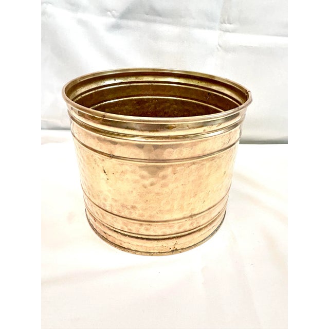 1980s Hammered Brass Cachepot Planter – Hollywood Regency Brass Planter for Tabletop Decor For Sale - Image 4 of 5