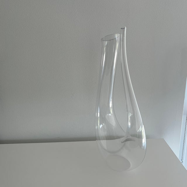 This stunning Riedel Amadeo decanter is a masterpiece of mouth-blown crystal, featuring a graceful, U-shaped lyre...