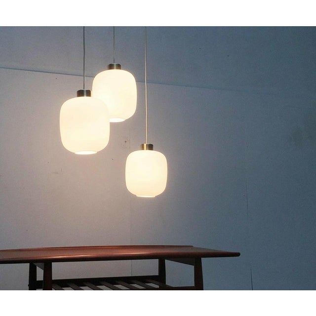 Mid Century Glas Pendel. Simple pendant lights with a large glass screen. The glass is open at the bottom, so that direct...