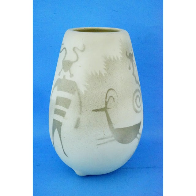 Measurements: height: 22.3 cm; diameter: 15 cm; weight: 0.950 kg item : navajo vase (or navajo pottery, a work of ceramic...