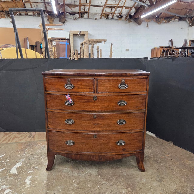 English Mid 19th Century Mahogany Regency 2 Over 3 Regency Bowfront Chest on Splay Bracket Feet For Sale - Image 3 of 18