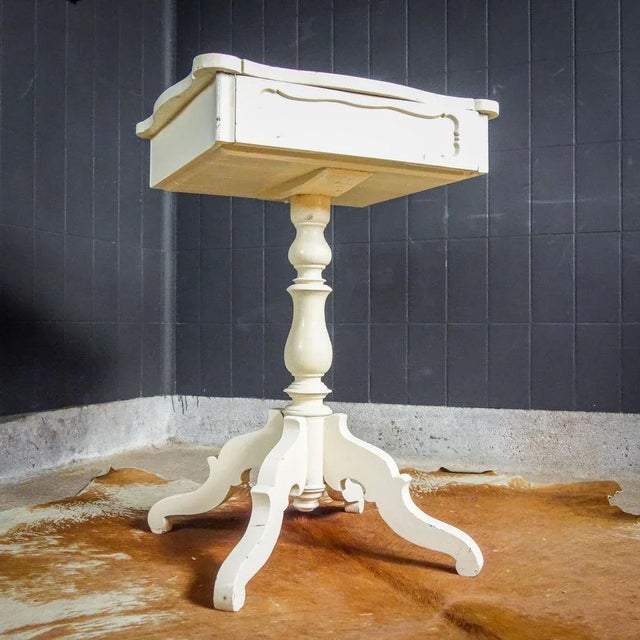 Deze brocante naaitafel is afkomstig uit Zweden en dateert uit circa 1900. Ideaal als bijzettafel! Afmetingen: 80 cm hoog,...