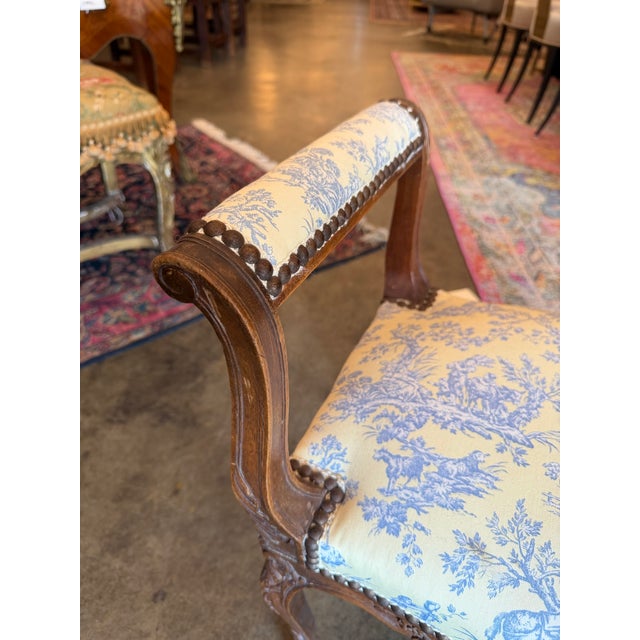 Mid 20th Century Vintage French Louis XV Style Toile De Jouy Carved Window Bench For Sale - Image 5 of 9