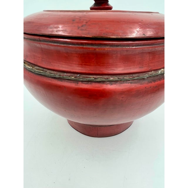 Chinoiserie Antique Chinese Red Lacquered Round Wood Box Rice Bucket With Lid For Sale - Image 3 of 11