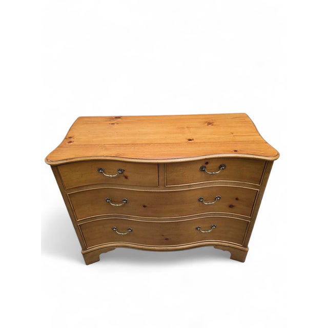 Late 20th Century Baker Furniture Georgian Style Serpentine Pine Chest of Drawers For Sale In Chicago - Image 6 of 7