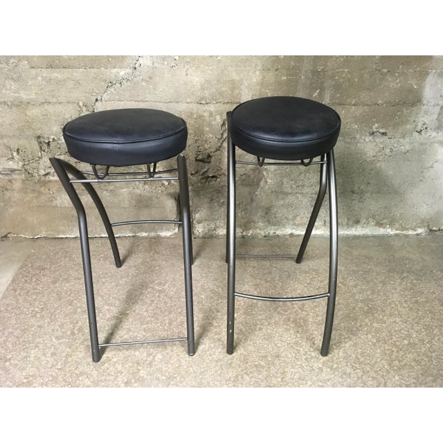 Set of Four Unique Postmodern Memphis-Style Bar Stools With Sharp Angular Gunmetal Tubular Steel Frames & Black Leather Seats For Sale - Image 9 of 12