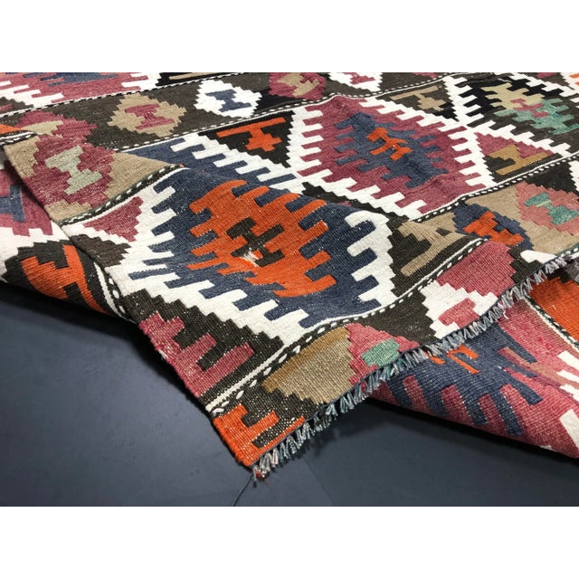 1960s Vintage Turkish Rustic Handwoven Kilim Rug- 4′11″ × 8′10″ For Sale - Image 4 of 11