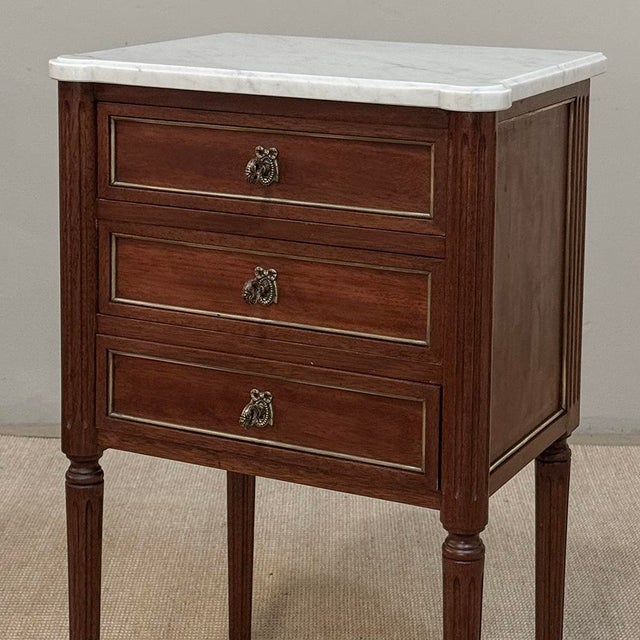 Early 20th Century Pair Early 20th Century French Louis XVI Style Mahogany Marble Top Nightstands in the Manner of Maison Jansen For Sale - Image 5 of 18