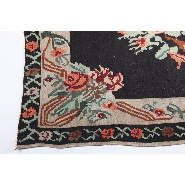 Vintage Anatolian Floral Kilim With Central Bouquet – Handwoven Wool Flatweave Kilim Rug -5' 8'' X 8' 2'' For Sale - Image 4 of 12