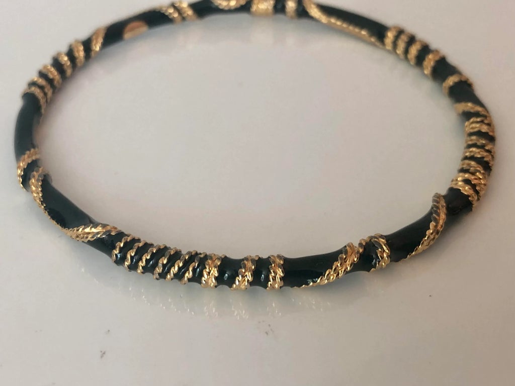 1980s Joan Rivers Black Enamel & Gold Rope Bangle Bracelet  display picture 2