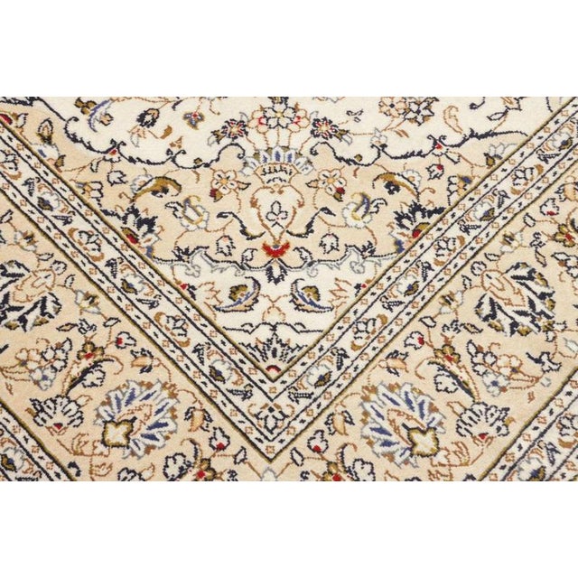 Middle Eastern Rug in Pure Wool For Sale - Image 5 of 10