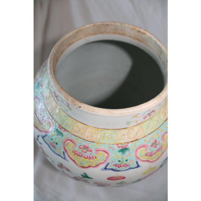 Chinese Antique Chinese Famille Rose "Hundred Antiques" Porcelain Vase For Sale - Image 3 of 10