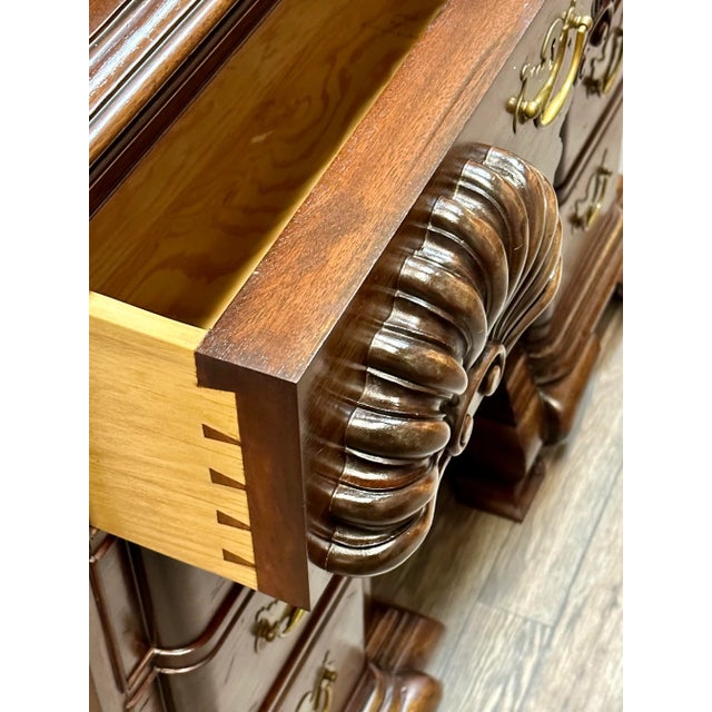 1970s Newport Rhode Island Style Kneehole Bureau. For Sale - Image 6 of 13