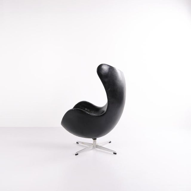 Egg Chair in Black Leather by Arne Jacobsen for Fritz Hansen, 1950s For Sale - Image 3 of 15