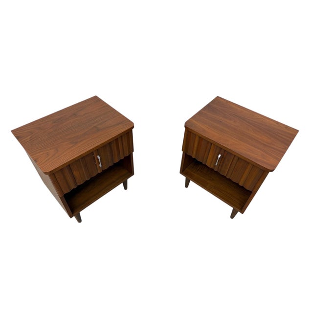 1960s Mid-Century Modern Young Manufacturing Walnut Nightstands - Set of 2 For Sale - Image 5 of 9