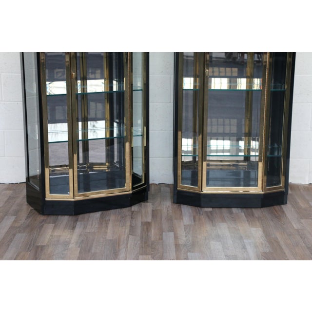 Black Pair of Mid-Century Modern Henredon Black Lacquer & Brass Glass Display Cabinets With Lighting For Sale - Image 8 of 18