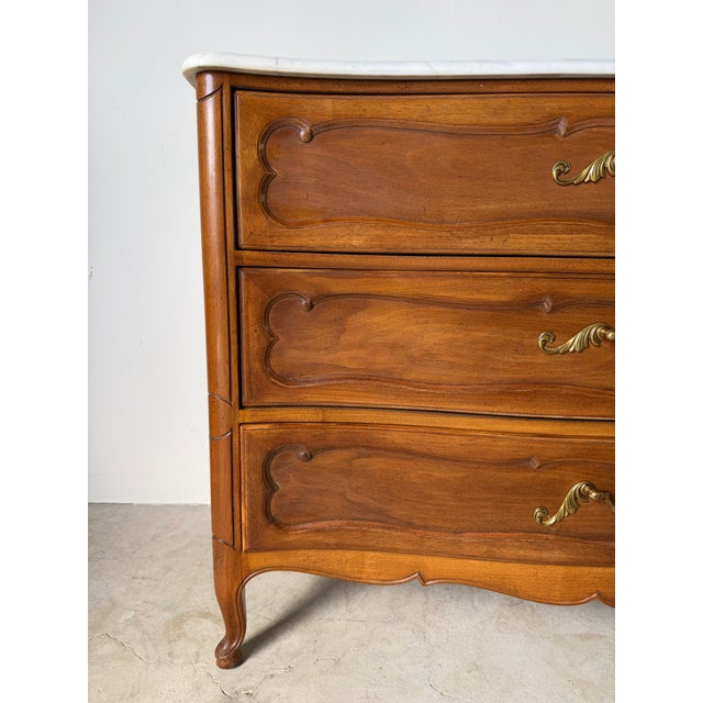 1960s Vintage French Provincial Louis XV Style Walnut & White Marble Top Three-Drawer Commode For Sale - Image 4 of 16