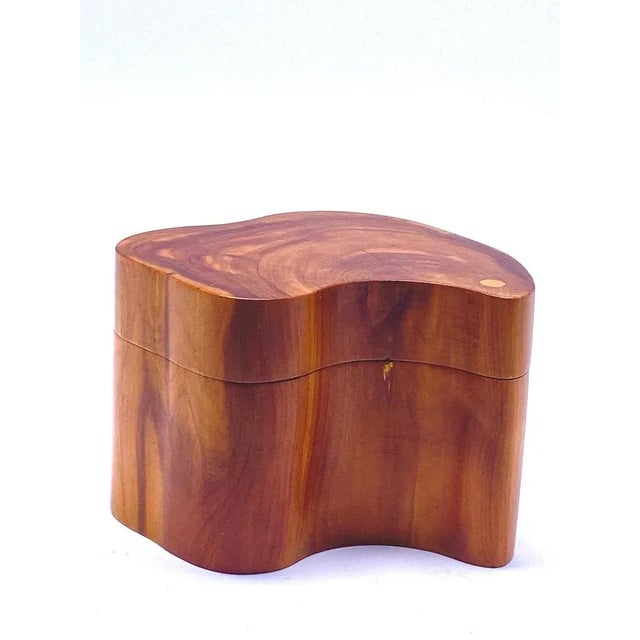 Box in olive wood, free-form. With a lid that turns and can be removed from the base of the box. The shape of this box is...