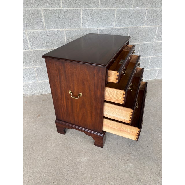 Traditional (B) Henkel Harris Mahogany Bracket Foot 4 Drawer Bachelor Chest For Sale - Image 3 of 12