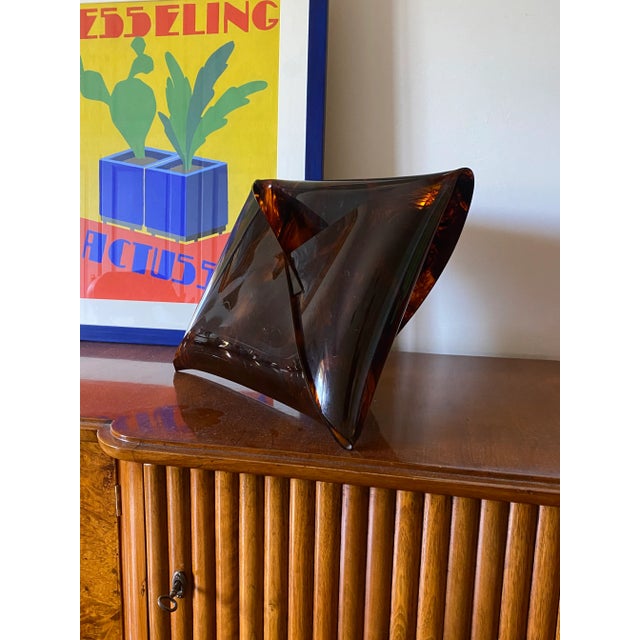 Hollywood Regency Hollywood Regency Mail Shaped Magazine Rack, Ta.Ni.No Italy 1970s For Sale - Image 3 of 11