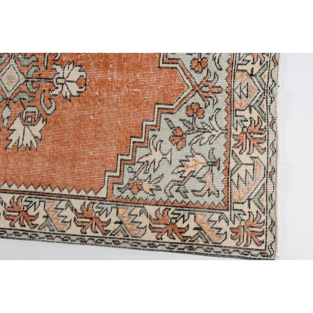 Textile Mid 20th Century Neutral Coastal Farmhouse Rug For Sale - Image 7 of 8