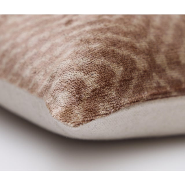 Champagne Hand-Knotted Silk Velvet Ikat Diamond Pillow - 16x16 Champagne & Toffee For Sale - Image 8 of 8