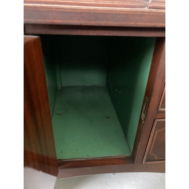 Early 20th Century Hepplewhite-Style Mahogany Display Cabinet With Satinwood Inlay For Sale - Image 6 of 13