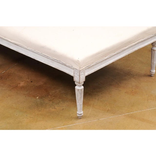 European Neoclassical 1830s Painted Daybed with Carved Rosettes and Fluted Legs For Sale In Atlanta - Image 6 of 12