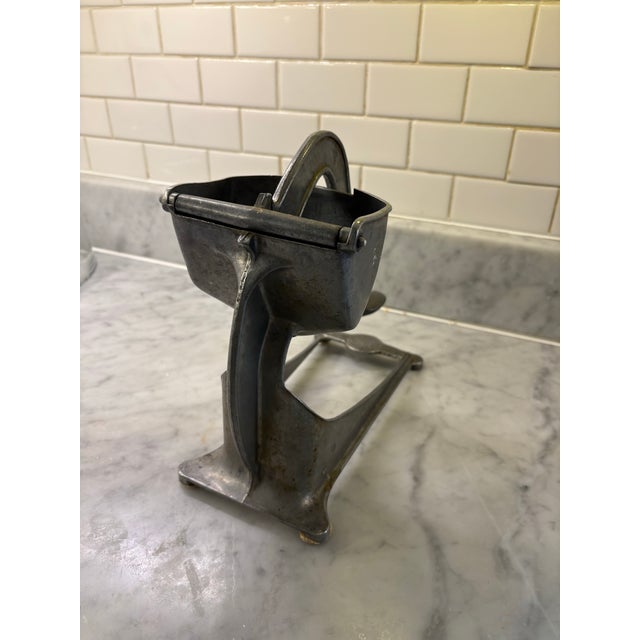 Kitchenalia. Mid Century Wear-Ever Aluminum Citrus Juicer/ Squeezer. Classic #32. Ergonomic Handle. Industrial Countertop Decor. Retro Barware For Sale - Image 4 of 5
