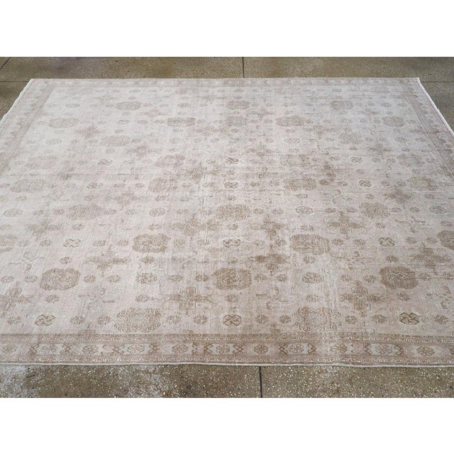 Galerie Shabab Collection Mid-20th Century Turkish Anatolian Accent Rug For Sale In New York - Image 6 of 10