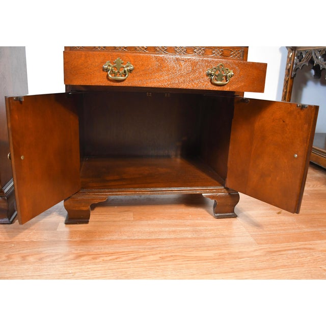 1960s English Chippendale Style Mahogany Nightstands Bed Side Tables by Baker For Sale - Image 13 of 18