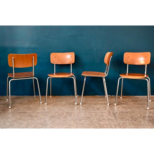 These chairs draw their inspiration from classic school chairs: a slim, chromed tubular frame and a plywood seat. This...