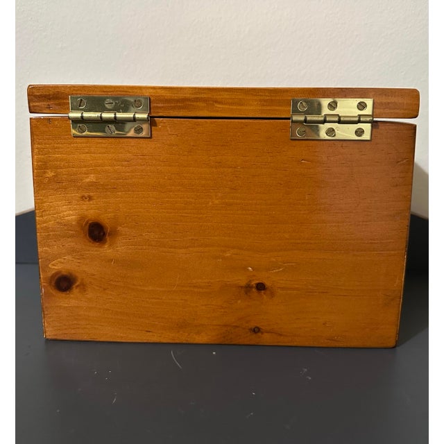 Traditional Vintage Mid 20th Century Hand Crafted Lidded Pine Wood Velvet Lined Desktop Box For Sale - Image 3 of 10
