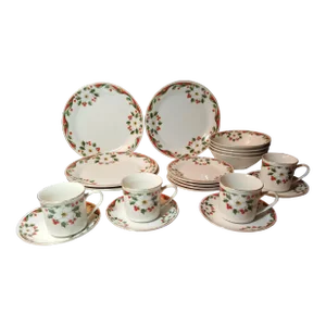 20 Piece Gibson Christmas Dinnerware, 1990s