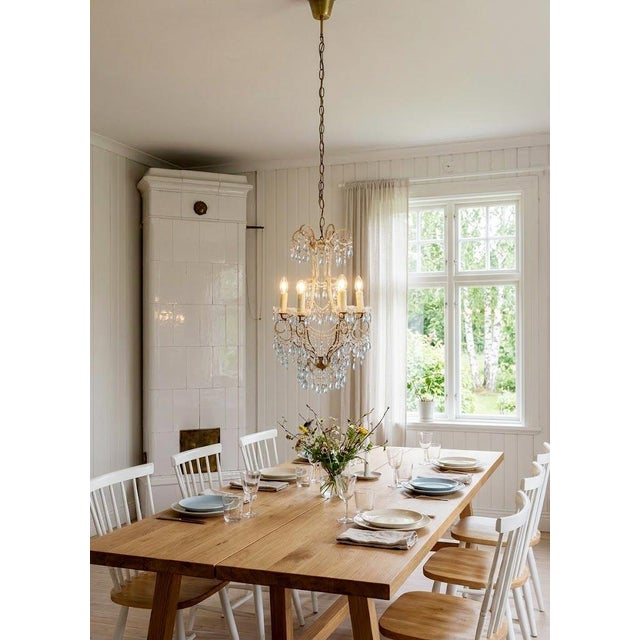 210 blue almonds. Works with 6 E14 bulbs. Measurements: 42 cm in diameter. 70 cm high without the chain. The minimum...